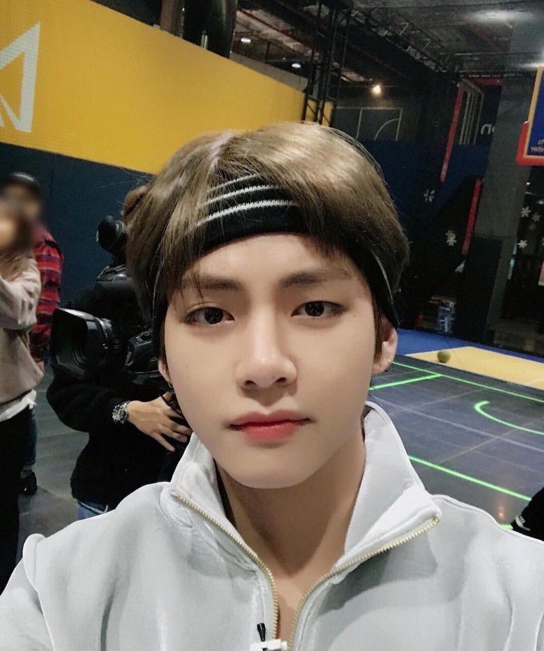 7. Selain jago nyanyi dan ngedance, V juga jago akting