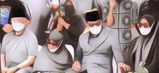 Tatap Jenazah Eril, Ridwan Kamil Gandeng Tangan Atalia dan Ibunda Tercinta di Pemakaman