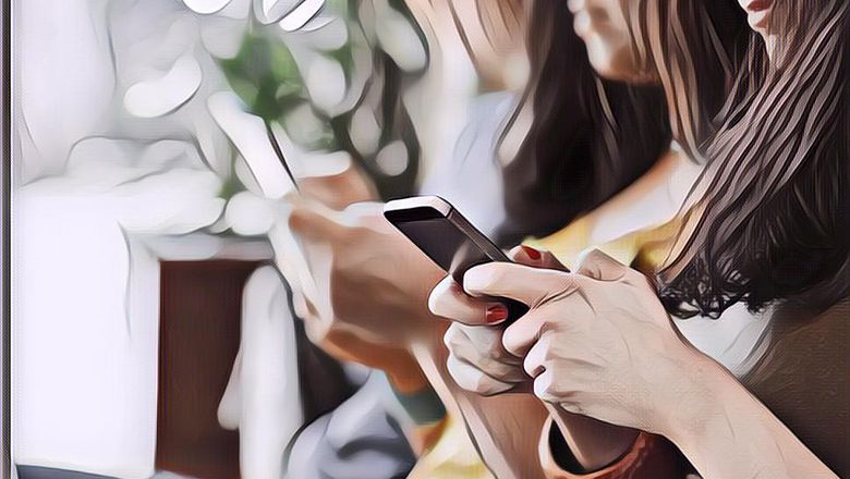 Duh, Para Selebritis Ini Malah Kecanduan Main Media Sosial Nih