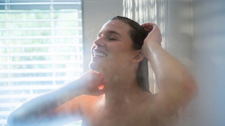 2. Mandi air hangat sebelum tidur