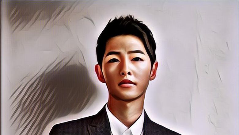 Ngeri, Song Joong Ki Tertangkap Nongkrong di Atas Genteng