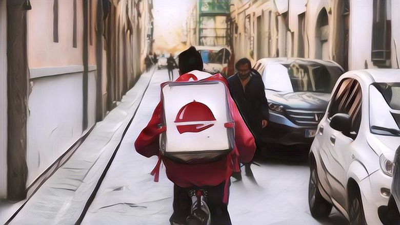 Duh Romantisnya! Wanita Ini Setia Menemani Kekasihnya Jadi Kurir Makanan