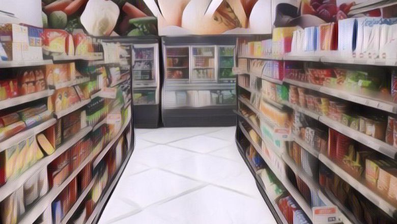 Takut Kecolongan, Karyawan Ini Nekat Menginap di Minimarket: Warganet Salfok Sama Wajahnya