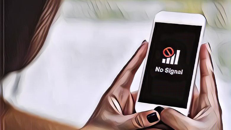 Demi Dapet Sinyal, Mahasiswi Ini Rela Ngemper di Pinggir Jalan Cuma untuk Belajar Loh!