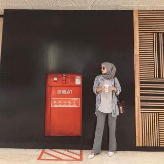 7. Kemeja yang dibuka dengan daleman kaos