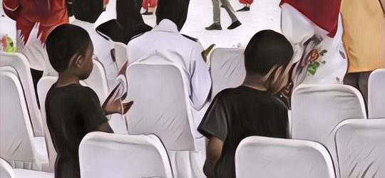 Bikin Nyesek Sekaligus Pilu! Ada Bocah yang Pungut Sisa Snack dari Para Pejabat, Publik Auto Ngamuk