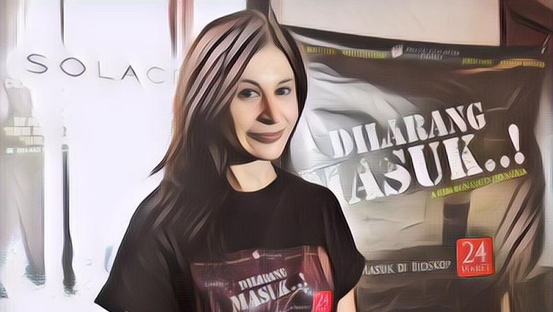 Gara-gara Foto di Depan Pohon Natal, Agama Artis Mualaf Ini Dipertanyakan Warganet