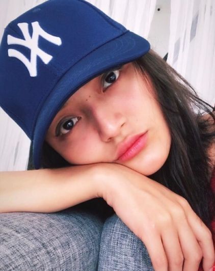 Siti Badriah emang terkenal dengan wajahnya yang awet muda. Tampil tanpa riasan begini, Siti Badriah kelihatan kaya masih abg kan?