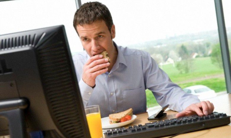 3. Disebabkan oleh Kebiasan Buruk di Depan Komputer