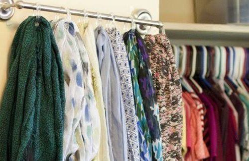 5. Gunakan gantungan baju yang seragam