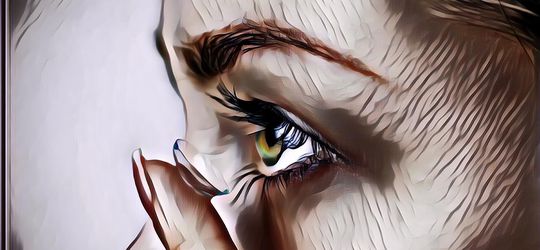 Suka Pakai Softlens? Ini Tips Biar Mata Nggak Iritasi!