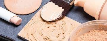 1. Mencampurkan Foundation dan Bedak Tabur