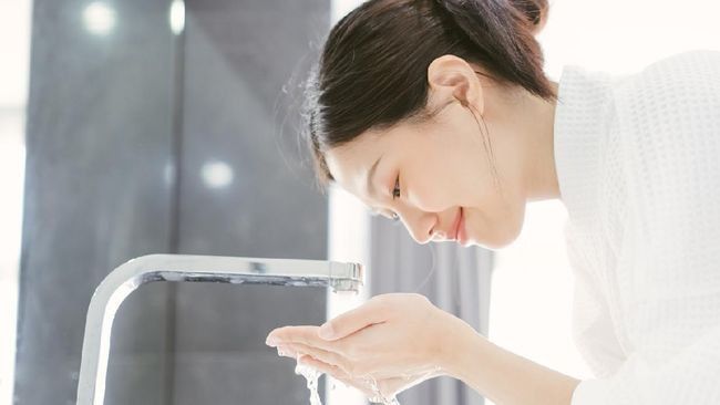 Cara Mencuci Muka dengan Air Dingin