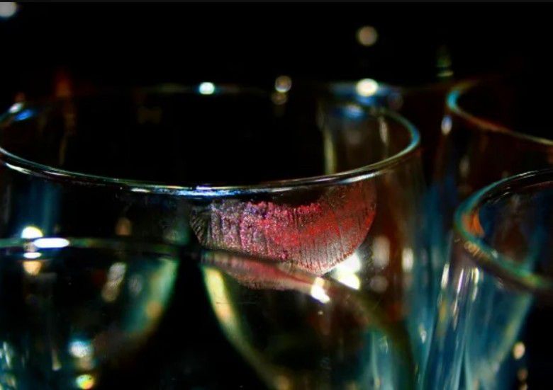 2. Menghilangkan bekas lipstik di gelas