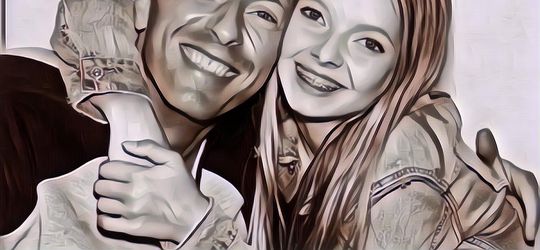 Potret Anak Chris Martin yang Bekerja Sebagai Kasir di Toko Pakaian