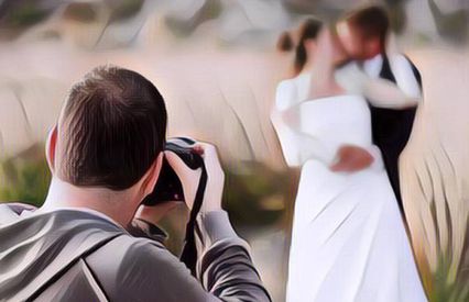 Fotografer Pernikahan Ini Berpose Hingga Bikin Warganet Deg-Degan: Pelaminan Menantang Maut