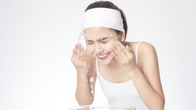 1. Terlalu Sering Mencuci Muka