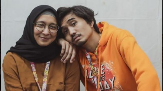 Foto bareng istri tercinta, Adelia Lontoh. Nggak jarang Duta membagikan keromantisannya dengan sang istri yang bikin banyak penggemar klepek-klepek. Bahkan mereka tetep romantis hingga saat ini loh setelah menikah pada tahun 2003 silam. 