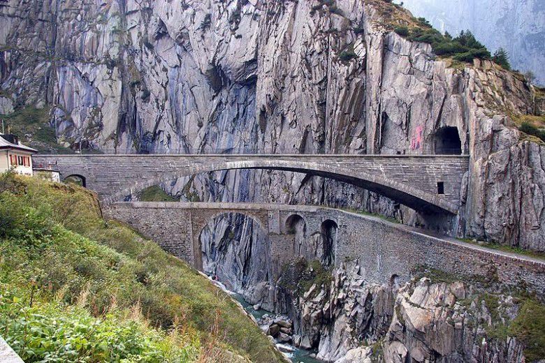 3. Jembatan Schollenen George