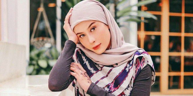 Hijab Segiempat Sederhana dengan Baju Senada