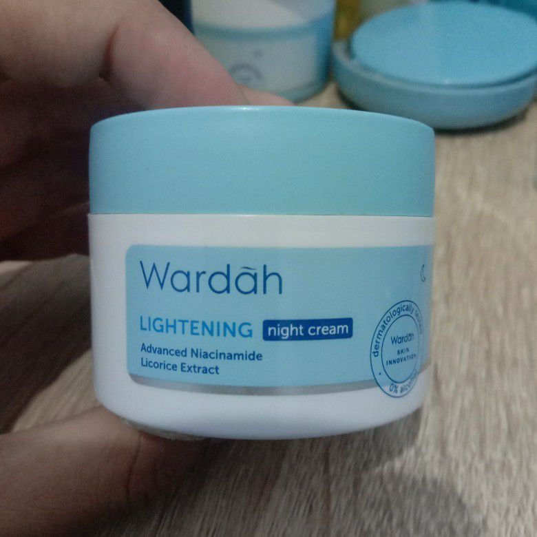 1. Wardah Lightening Night Cream