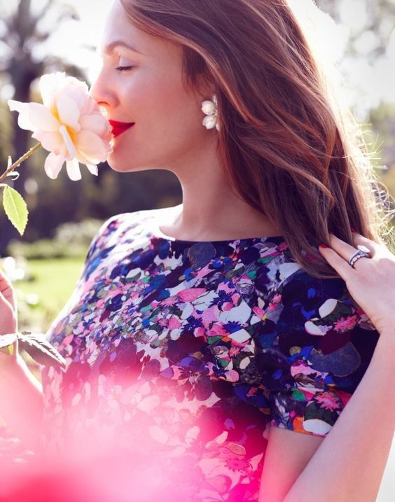 Warna merah memberikan aksen dingin di musim panas