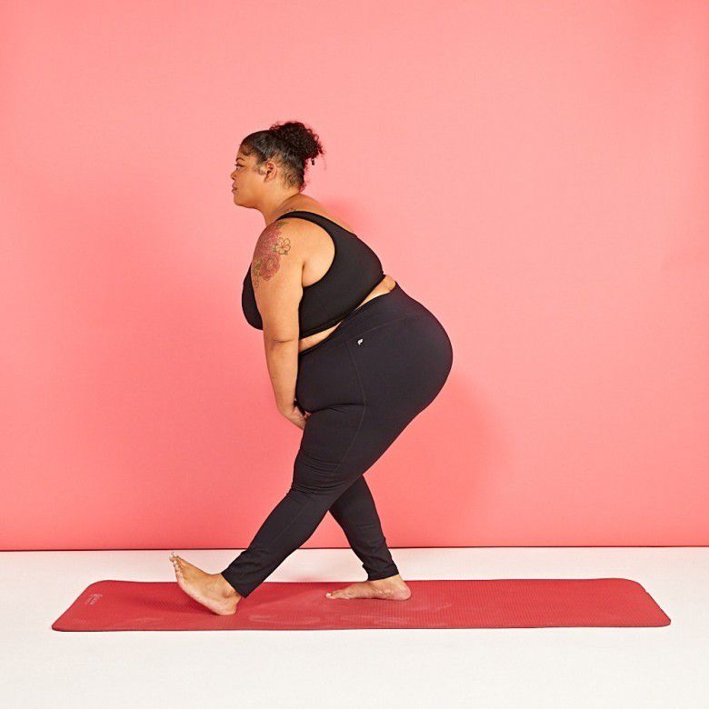 3. Peregangan Hamstring Berdiri