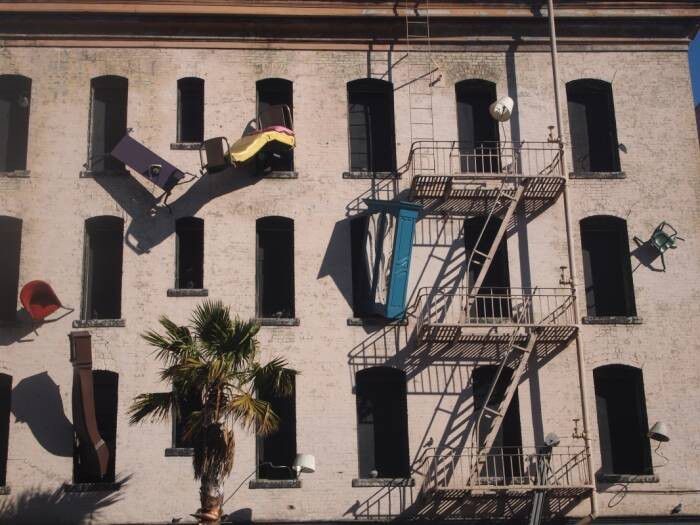 #10 Melempar furnitur