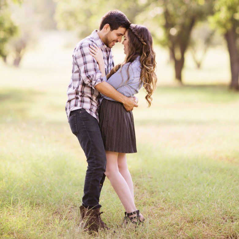 Kebiasaan memposisikan tangannya saat berciuman.