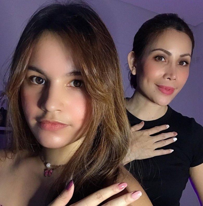 Andleeb Rishi dikenal sangat dekat dengan ibunya, Yulia Irawati. Mereka sering berpose bersama di depan kamera.
