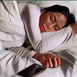 Ini Alasan Kenapa Kamu Harus STOP Kebiasaan Nge-Charge Ponsel di Dekat Kepalamu Saat Tidur