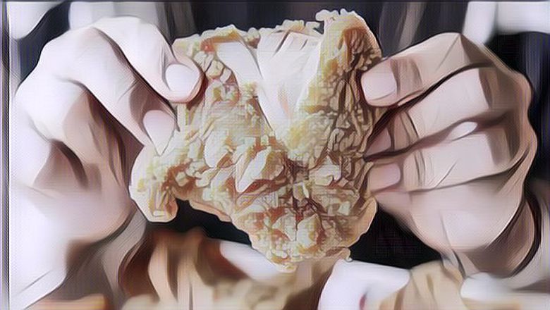 Viral Penjual Ayam Crispy Ini Punya Wajah Cantik, Kedainya Auto Laris