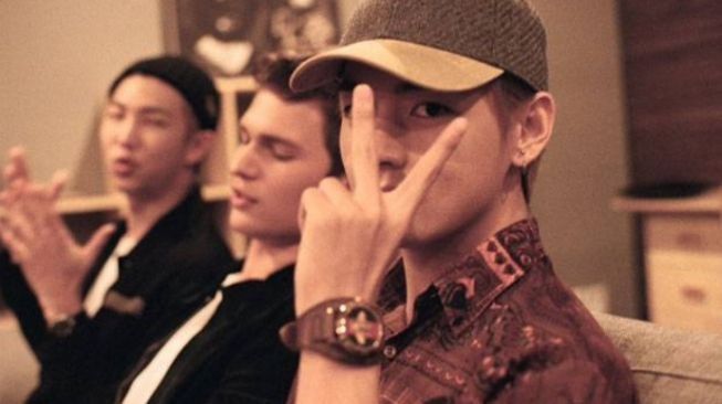 V BTS yang kelihatan gagah dan ganteng pakai batik warna coklat saat ketemu aktor Hollywood, Ansel Elgort. Katanya ini batik pemberian dari fans loh, so sweet banget kan si V?