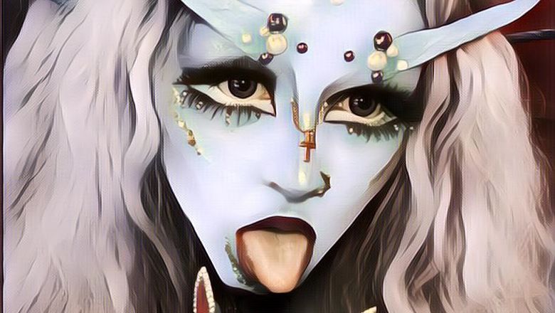 Penggila Alien,Heboh Wanita Ini Ingin Tubuhnya Berwarna Biru Permanen