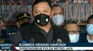 # Dua ponsel Digunakan Empat Orang