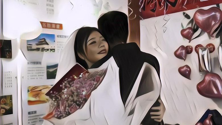 Lawan Tradisi, Cewek Ini Lamar Cowoknya dengan Barang-barang Mewah