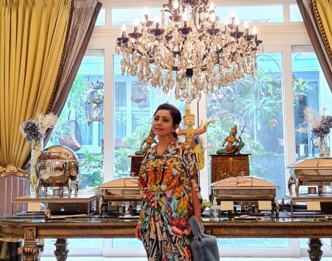 2. Kenakan Kaftan Penuh Warna