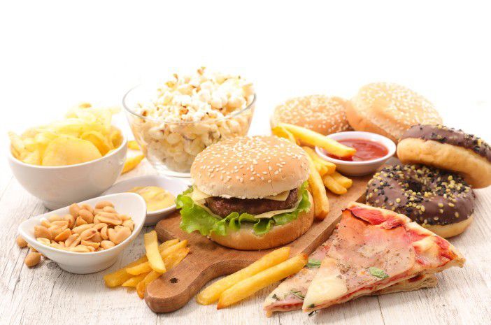 3. Mengonsumi Junk Food