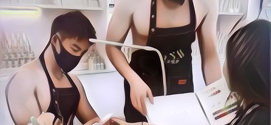 Viral Salon di China Ini Dilayani Para Pria Tanpa Baju, Kerjaannya Menghias Kuku Wanita