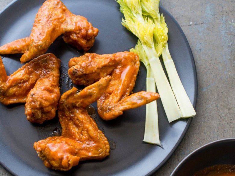 1. Memakan sayap ayam