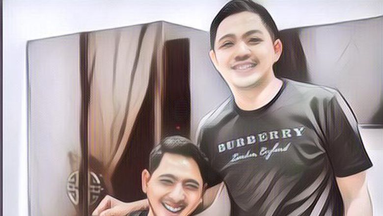 Foto Bareng Ade Govinda Sambil Main Gitar, Arya Saloka Dibuatkan Lagu?