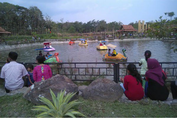 2. Bermain bebek air di Puri Mataram Sleman