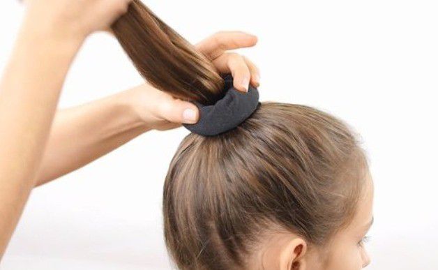 # Perhatikan cara mengikat rambut