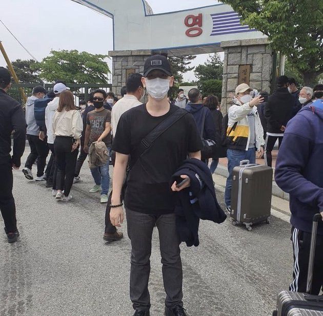 Sebelum berangkat wamil, boleh dong foto-foto dulu di depan khalayak. Momen ini cuma sekali seumur hidup, lho!