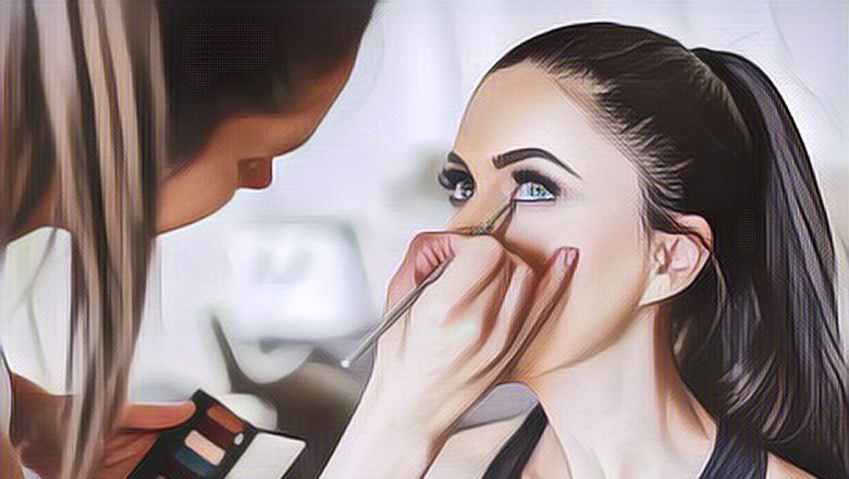Viral Wanita Ini Tunjukkan Makeup Alisnya yang Aneh, Ada Alis di Atas Alis!