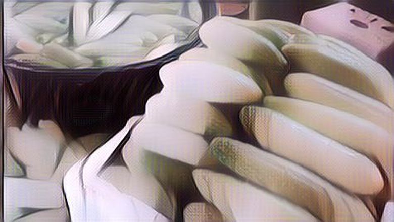 Viral Para Petani yang Panen Timun Sambil Tiduran: Ternyata Definisi Kerja Sambil Rebahan Is Real!