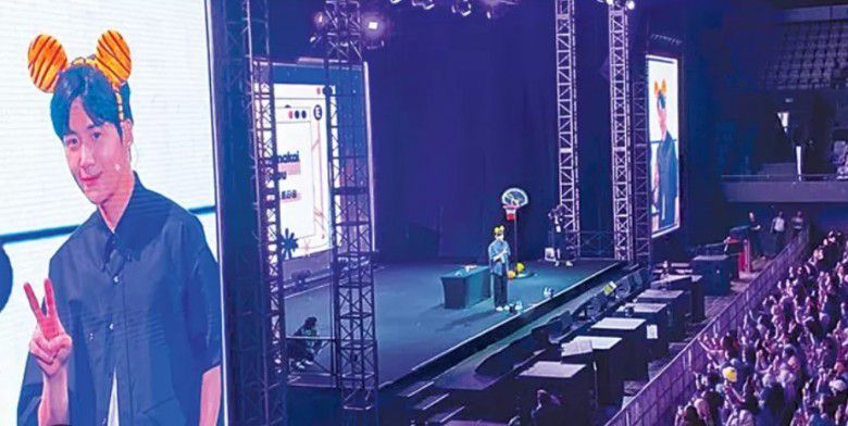 # Penampilan Pertama Kim Seon Ho