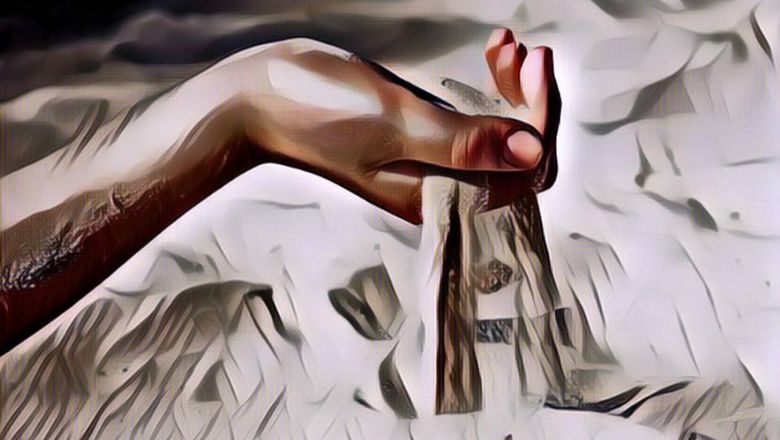 Tak Sengaja Terbangun Tengah Malam, Pemilik Rumah Melihat Sosok Wanita Misterius Berdiri Depan Rumahnya