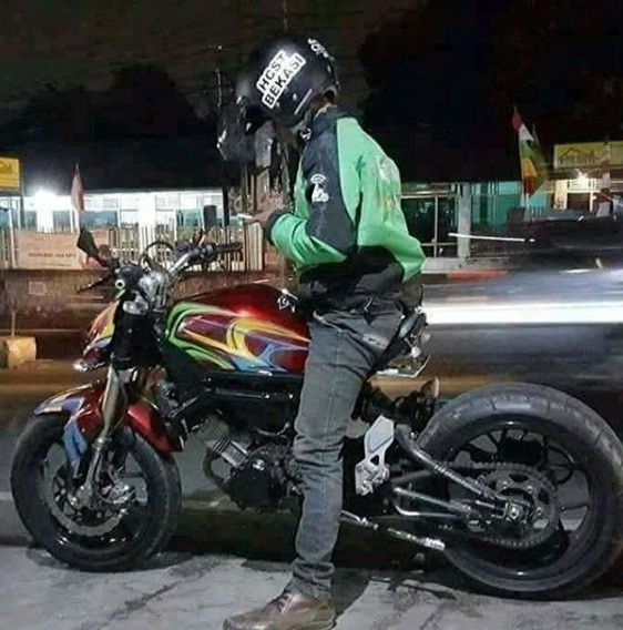 6. Duduk di mana malih?