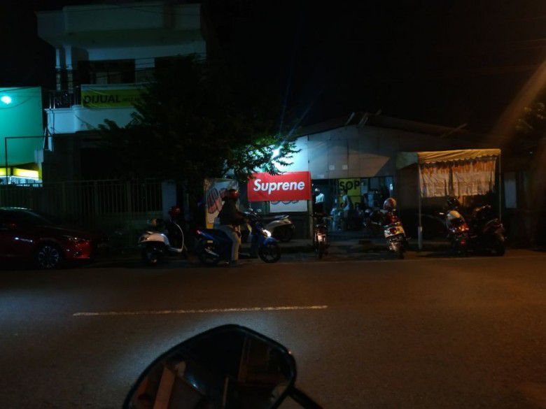 4. Jangan tertipu ya, ini bukan toko yang jual fashion hypebeast itu, tapi warung sup dong